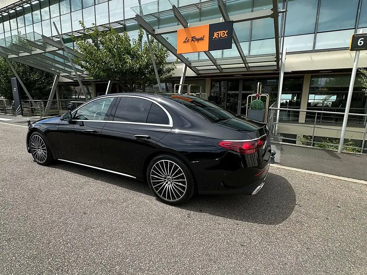 Mercedes Clase E frente a la terminal de aviación de negocios Jetex para una recepción VIP