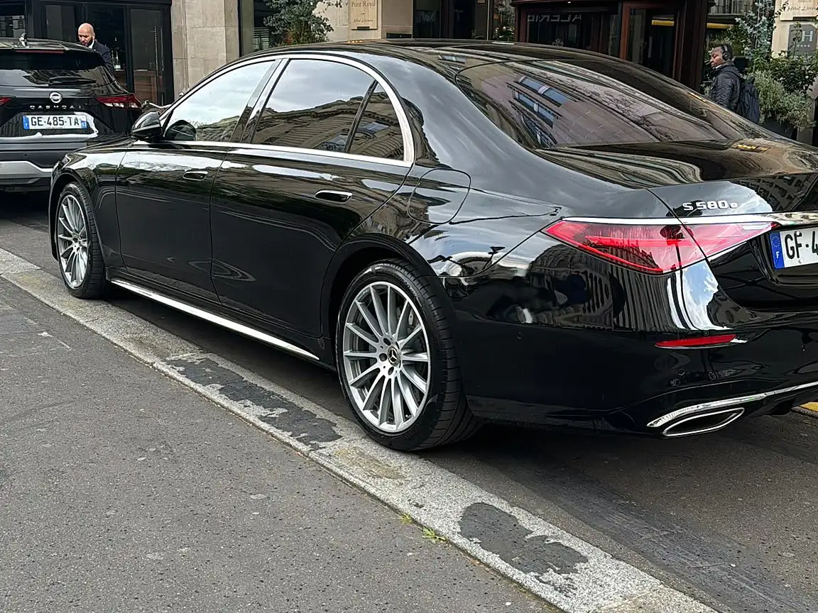 Mercedes Clase S con chófer dedicado, aparcada en una calle de París