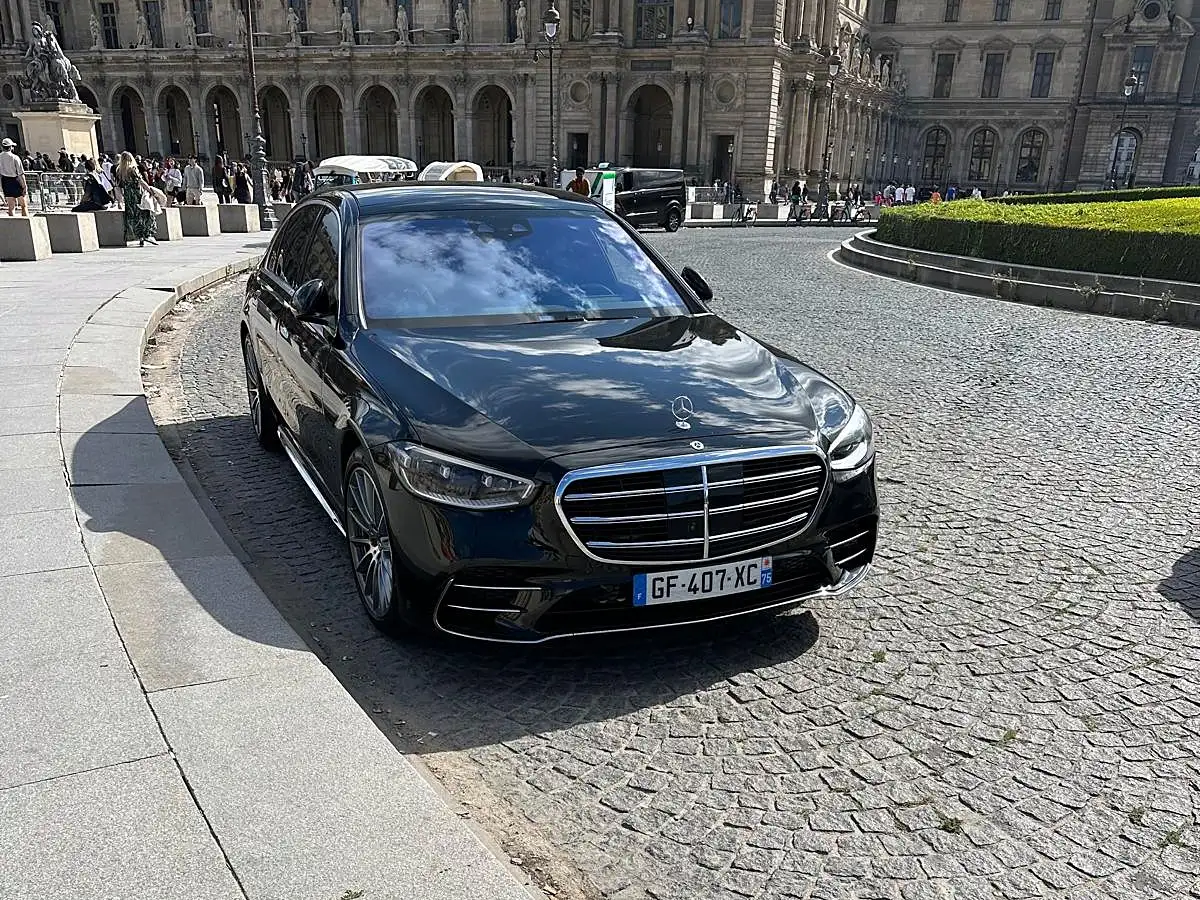 Mercedes Clase S con chófer dedicado, vista frontal cerca del Louvre