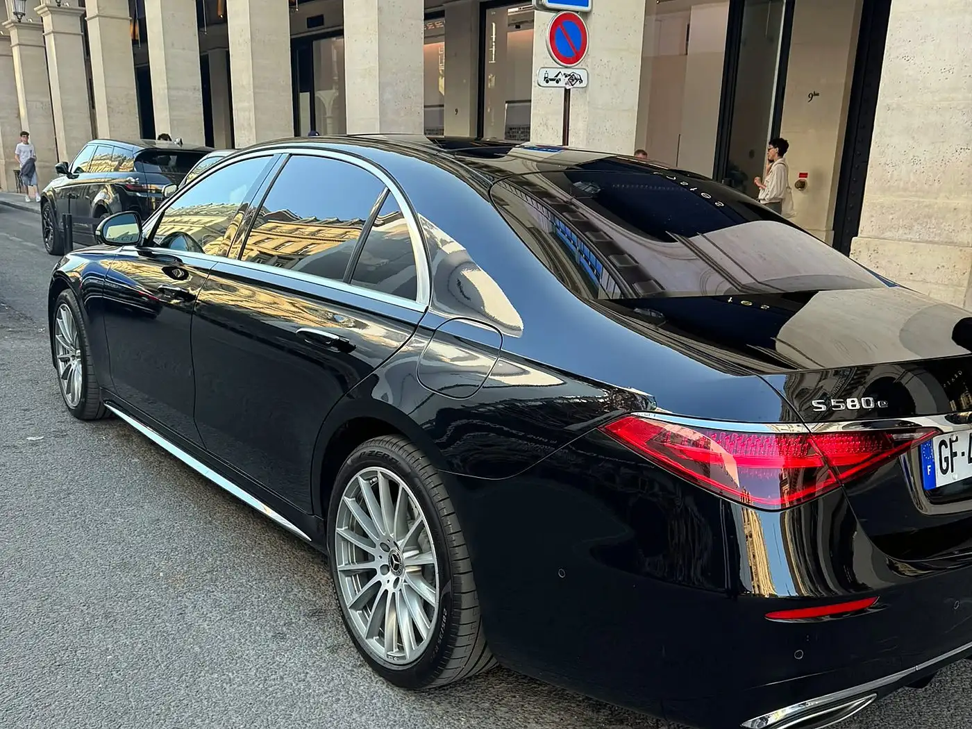 Mercedes Clase S con chófer, vista de tres cuartos trasera, para sus traslados privados