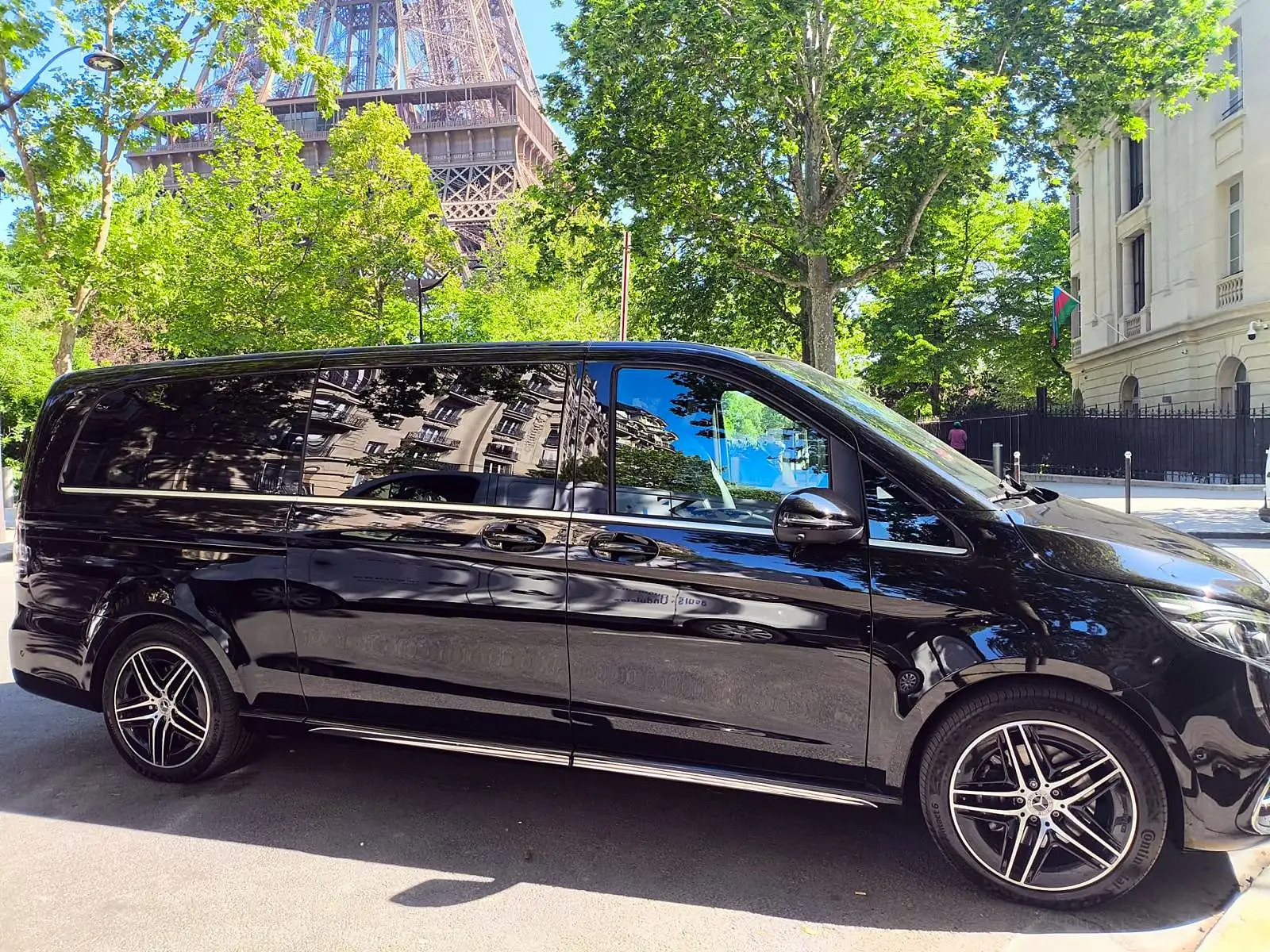 Mercedes Clase V con chófer a disposición cerca de la torre Eiffel
